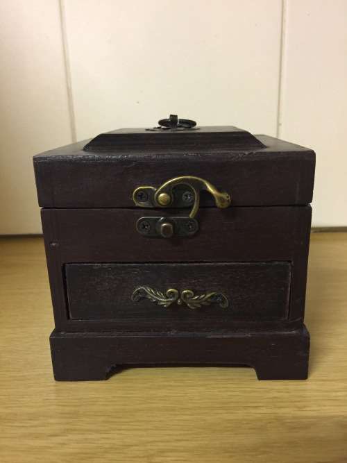 ANTIQUE LOOK BEDSIDE CLOCK